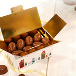 Kit ballotin chocolats de Noël : ballotin blanc intérieur doré village de Noël 250 gr, 2 intercalaires dorés et 1 ruban doré - Patisdecor